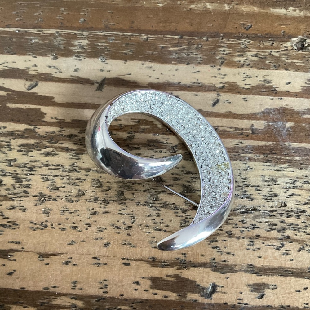 VINTAGE LARGE SILVER TONE CRYSTAL SWIRL BROOCH